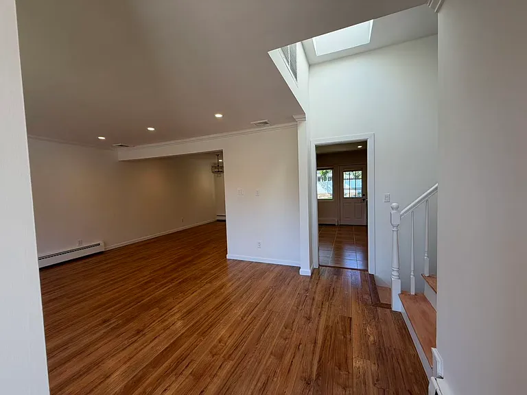 106 Robbins Ln — Photo 2