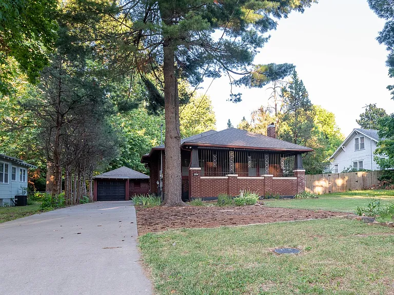 1554 S Campbell Ave — Photo 2