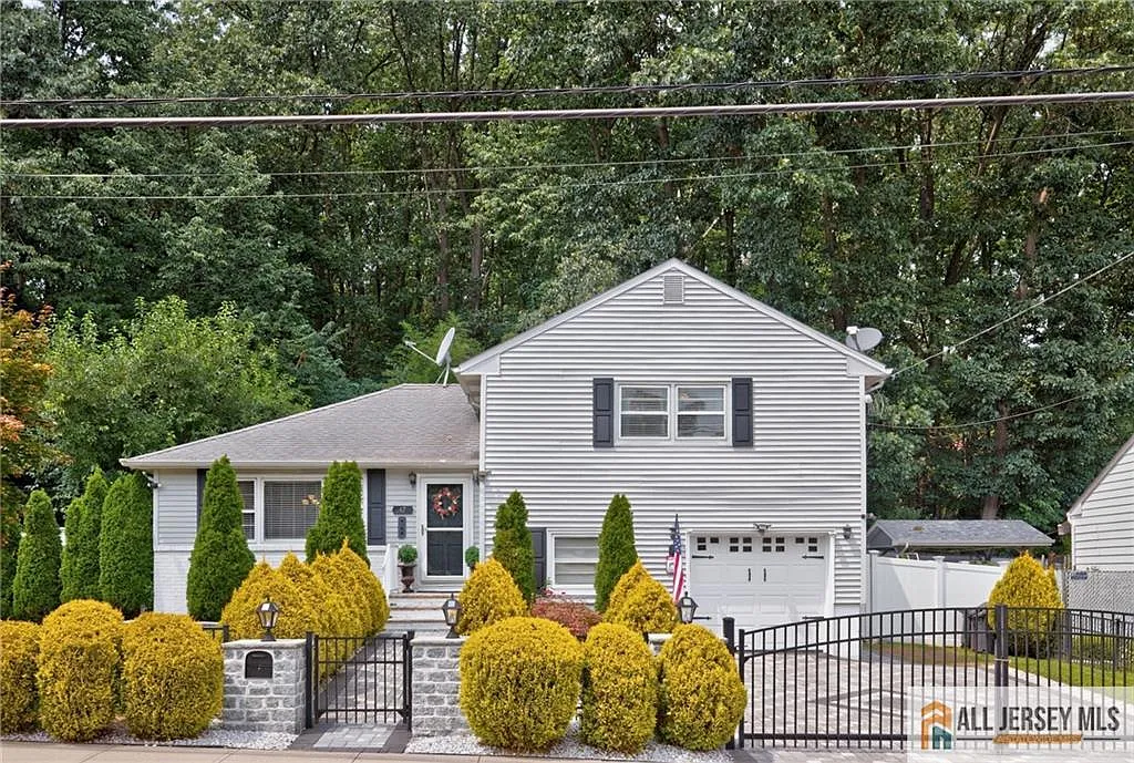 3 bed, 1.5 bath, 1806 sqft, $3,700 — Photo 1