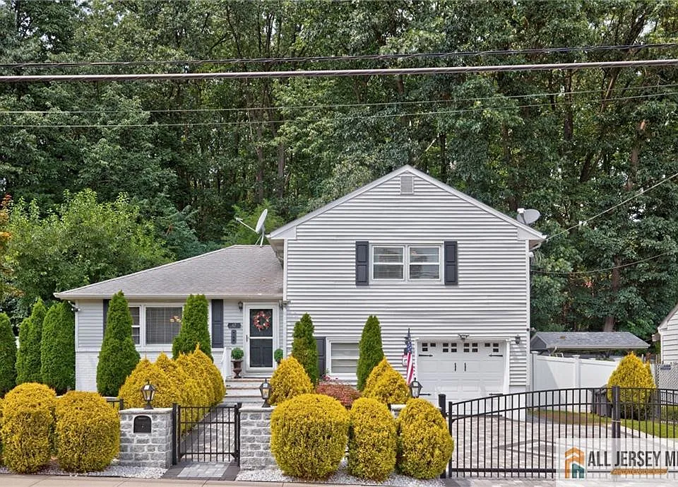 47 Leonardine Ave