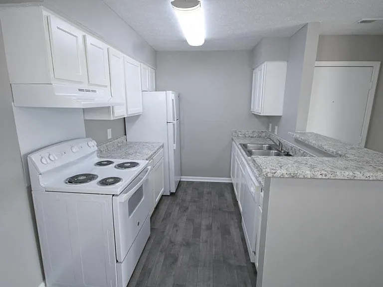 3405 Lindsay Dr — Photo 3