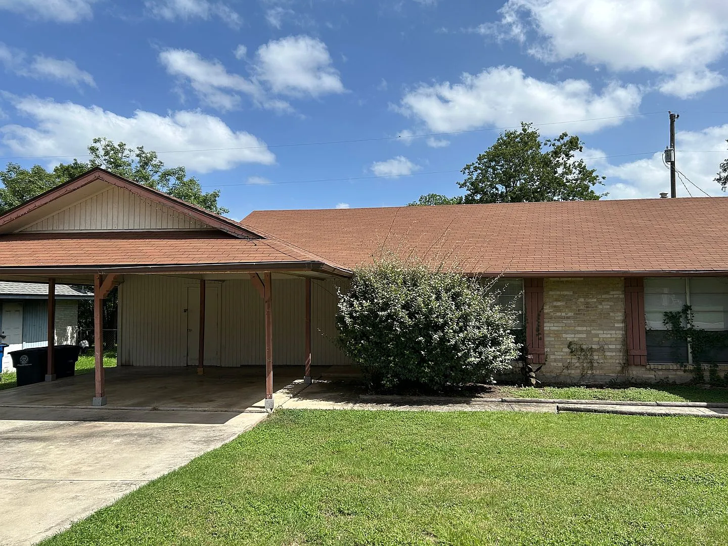 2/1 Duplex on "The Hill" above Landa Park! / No Carpet / Fenced in Backyard/ NBISD — Photo 2