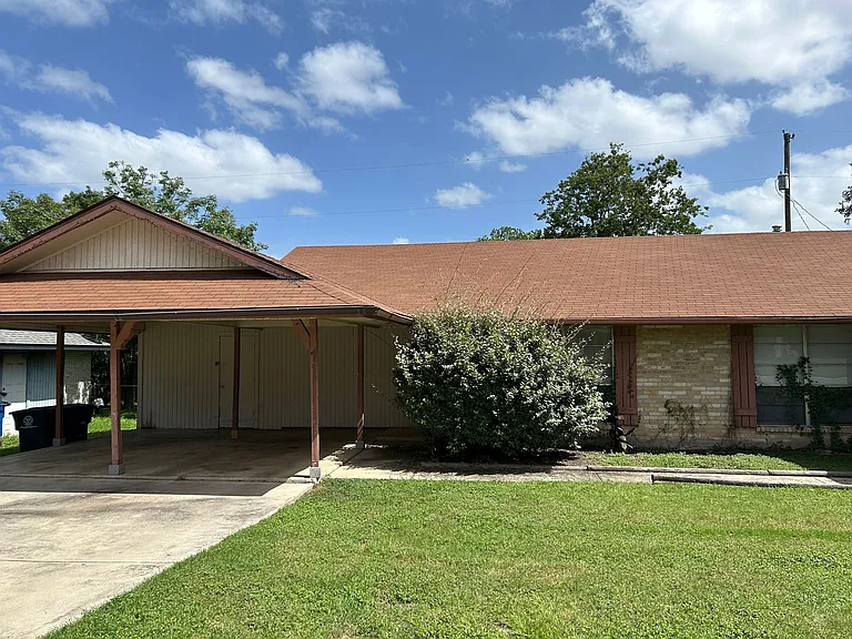 317 Briarwood Dr — Photo 2