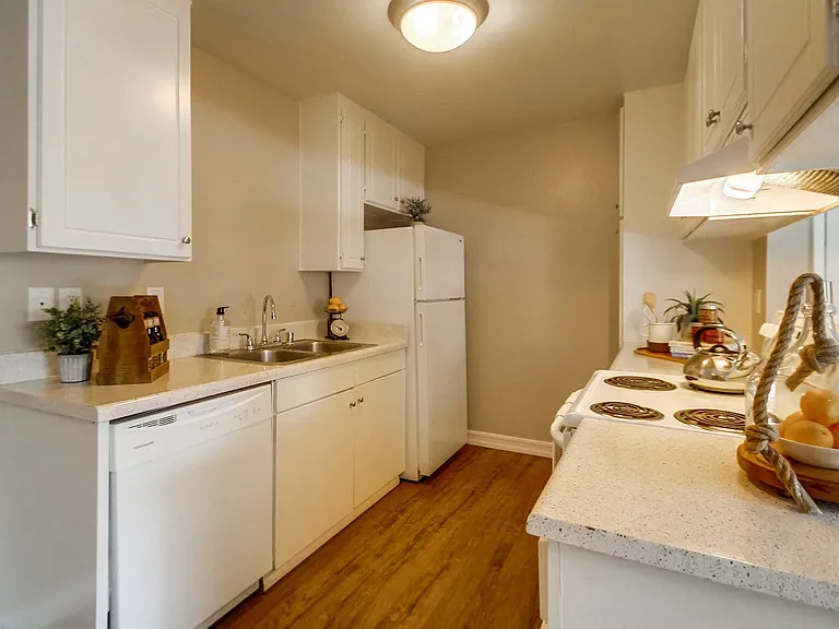 Las Ventanas Apartments — Photo 14