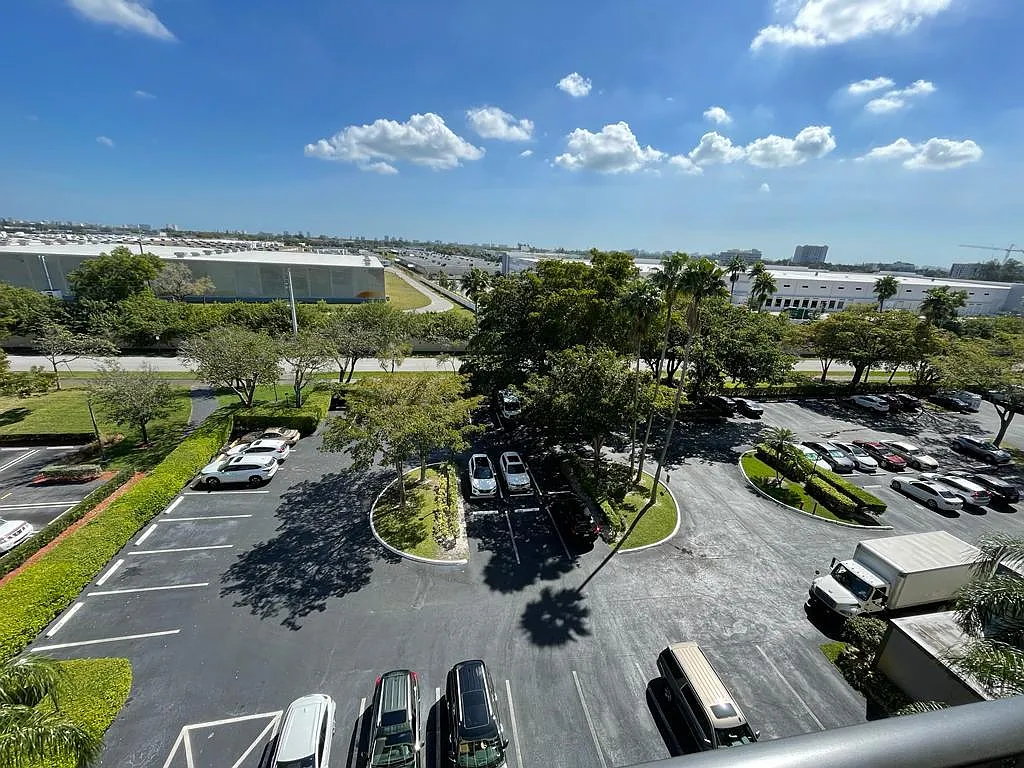 Building Photo - 2112 S Cypress Bend Dr #707