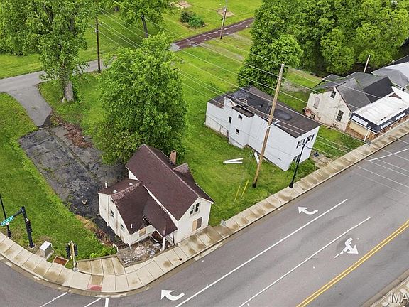 3rd image of 607 N Illinois St