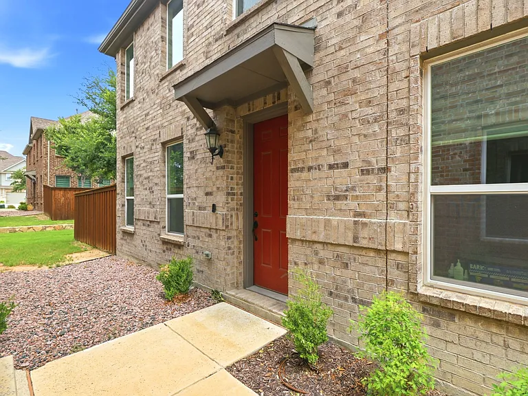 1004 Mikaela Dr — Photo 10