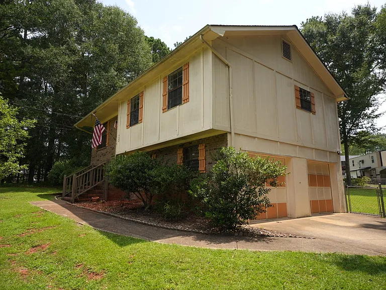 922 Henry Ct SW — Photo 2