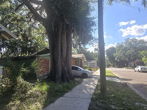 4th image of 615 Fern St