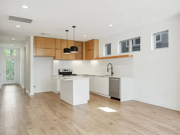 3060 Edwin Cir — Photo 4