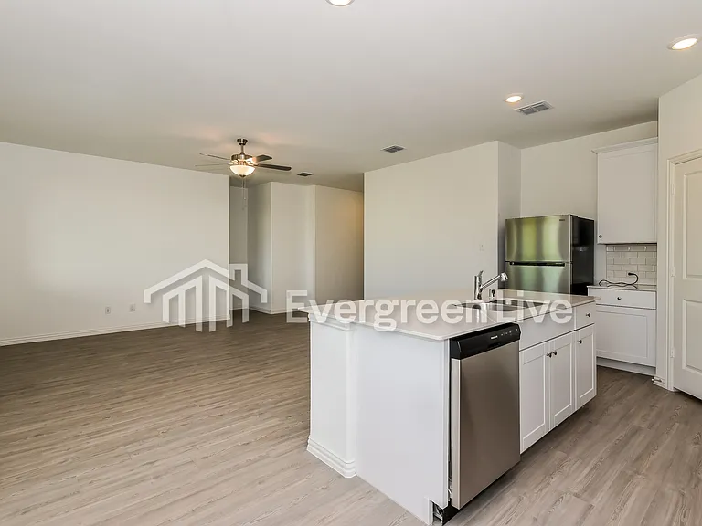 210 Jenkinson Dr — Photo 4