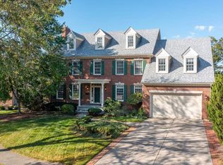 30 Union Cir, Wheaton, IL 60187