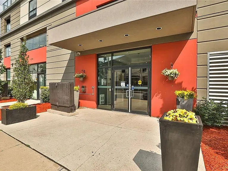 220 Cannon St E — Photo 4