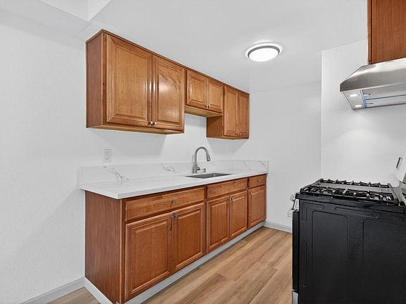 4th image of 786 Simpson Pl