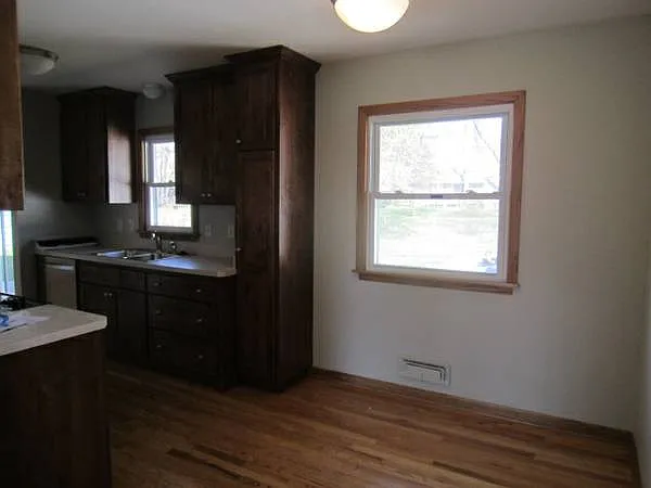 Well Maintained 3 Bedroom Home, Fenced Yard, Great Location — Photo 4