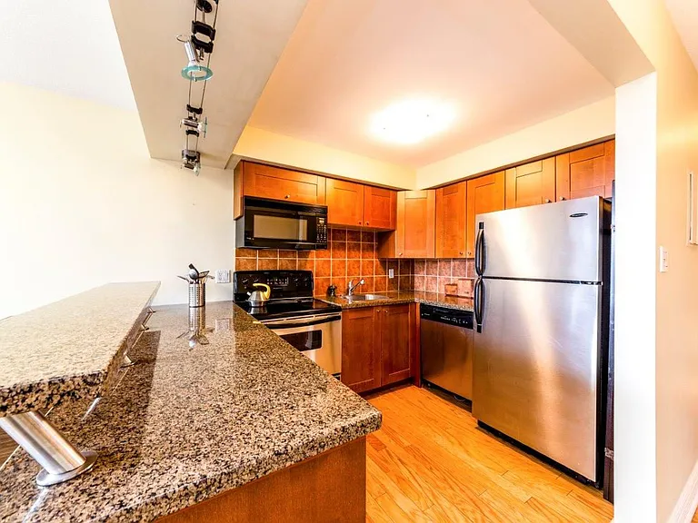 444 Lonsdale Ave — Photo 5
