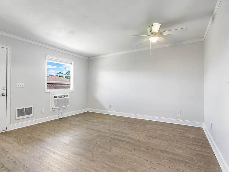 Edgewater Apartments — Photo 14