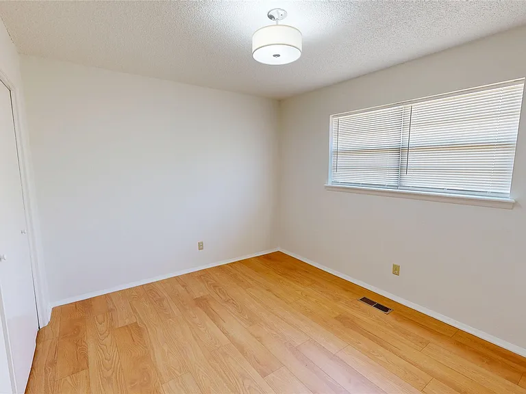 503 W C St — Photo 23