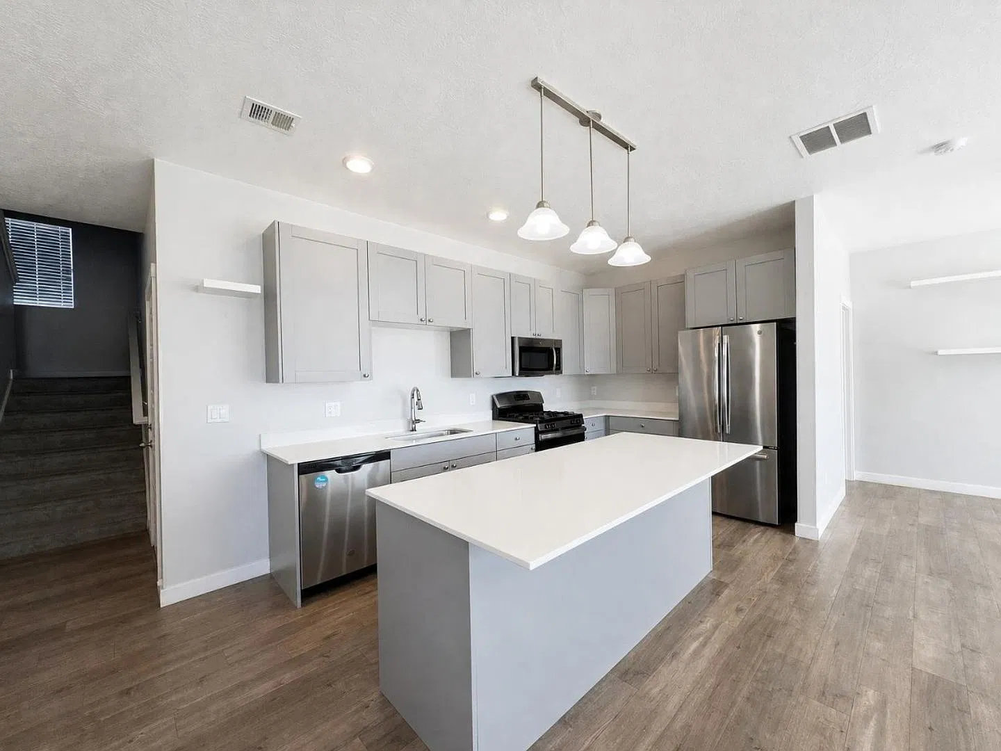 Spacious 3 Bed Townhome in a Convenient Layton Location — Photo 4