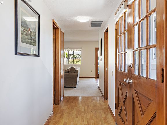 3rd image of 15685 SW Queen Victoria Pl