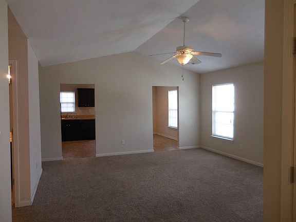 3rd image of 221 Oxford Cir