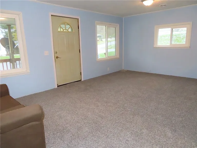 10 Boss Ave — Photo 9