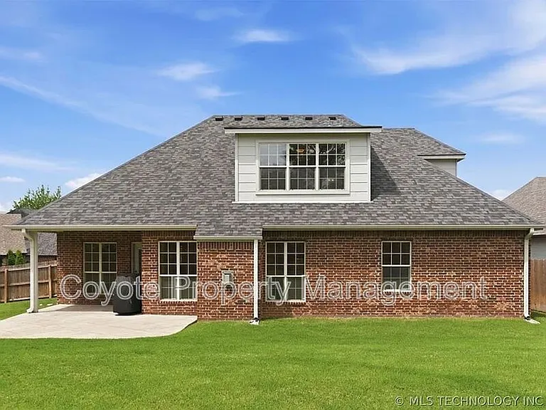 2809 N Fern Ave — Photo 23