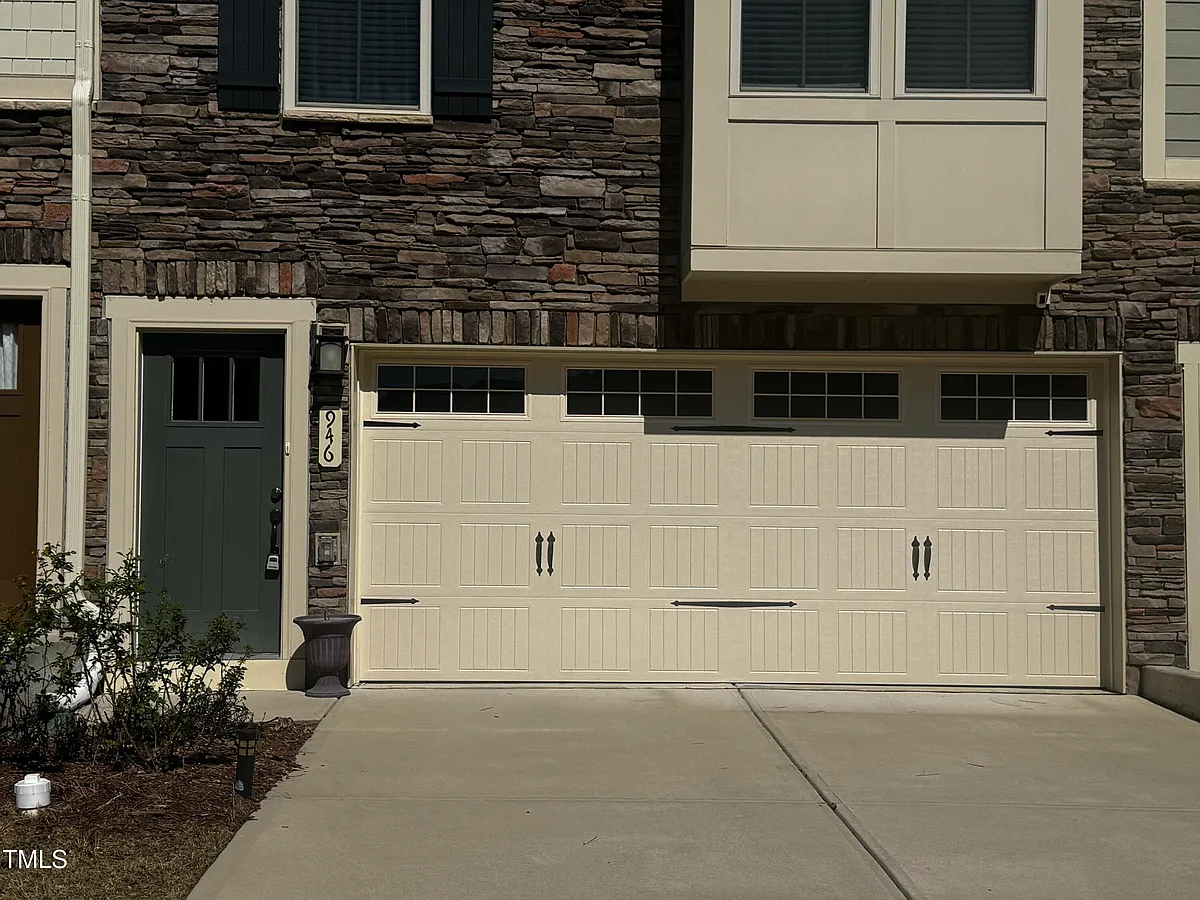Building Photo - 946 Channing Park Cir
