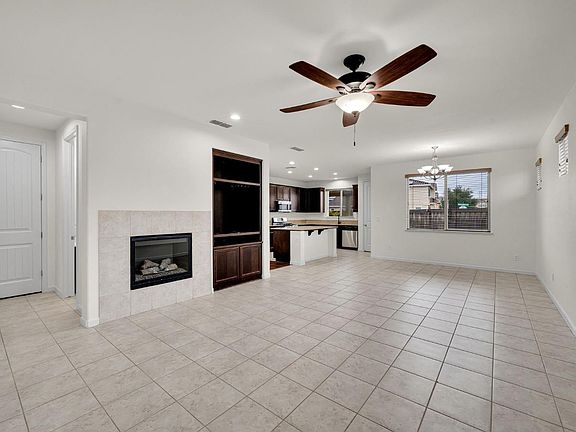 4th image of 864 Embassy Cir
