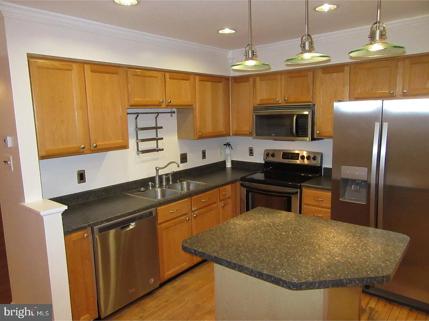 3 bed, 2.5 bath, 2550 sqft, $2,100 — Photo 2