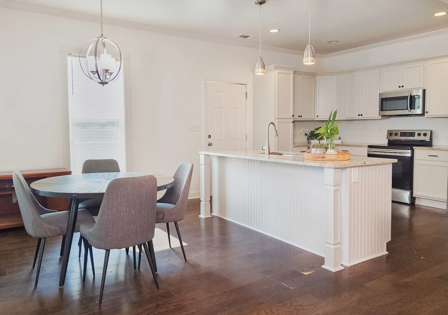 Spacious 4/3.5 w/ Master on Main and Fully Fenced Backyard! — Photo 1