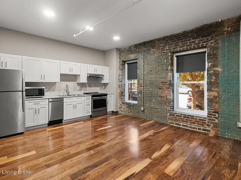 601 E Main St — Photo 2