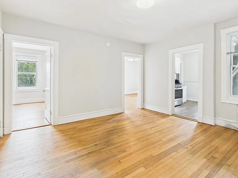 2400 Barton Ave — Photo 28