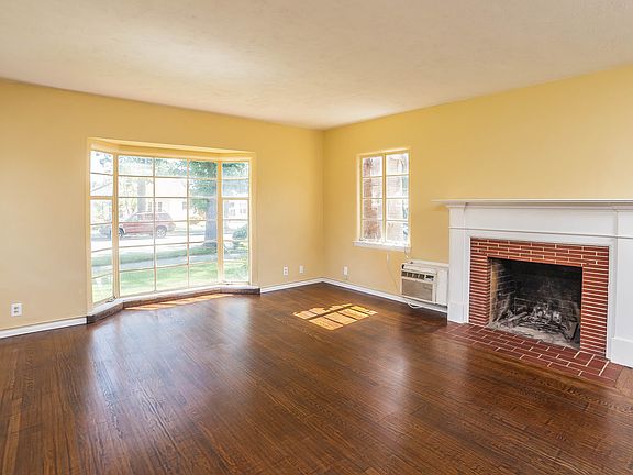 3rd image of 741 E Jefferson Ave