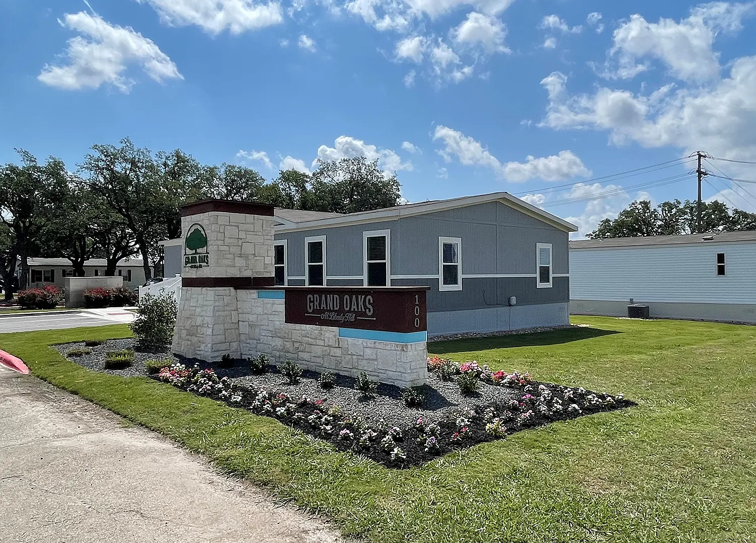 Grand Oaks at Liberty HIll — Photo 1
