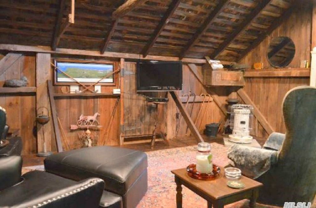  Outbuilding Upstairs. View 2