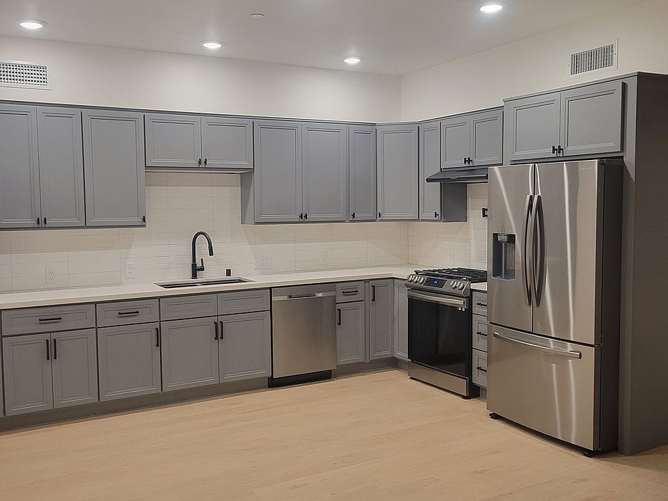 Open Eat-In Kitchen
