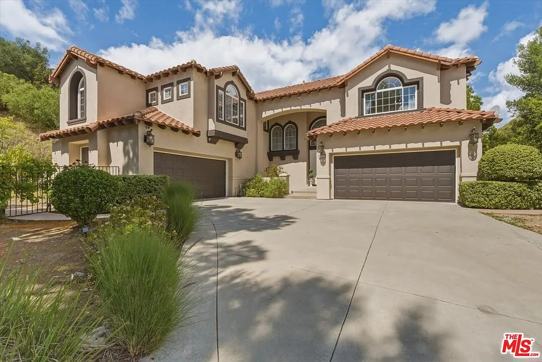 5 bed, 5.0 bath, 3908 sqft, $10,995 — Photo 2