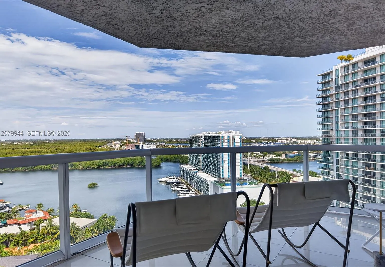 Oceania V Condo — Photo 2