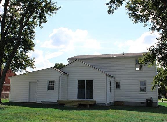 3rd image of 21517 Warren Ave