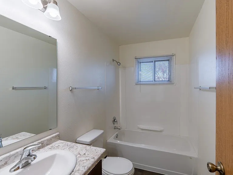 Fargo, ND North Manor Apartments | Bathroom