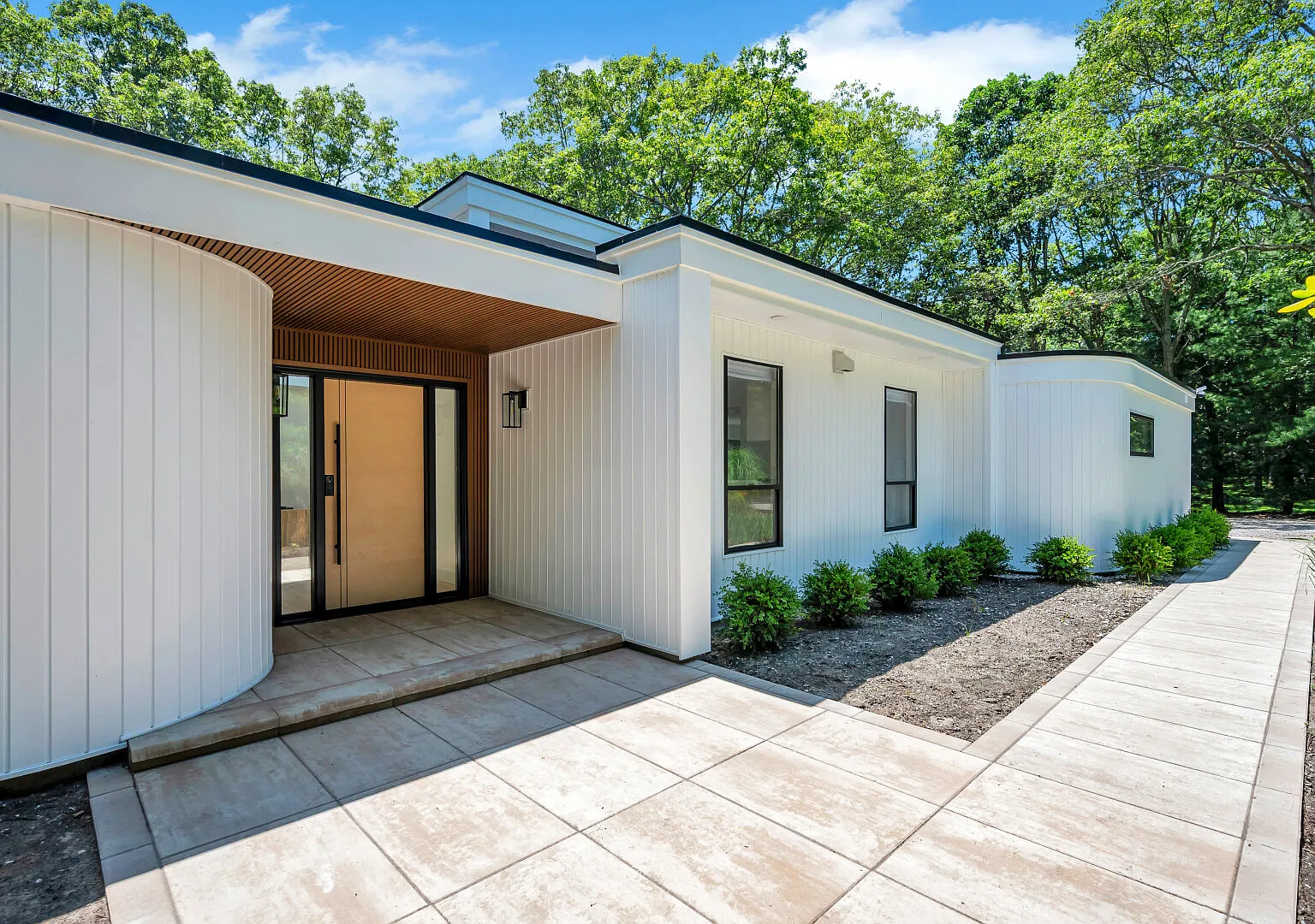 Beautiful Southampton Home centrally located with private pool — Photo 4