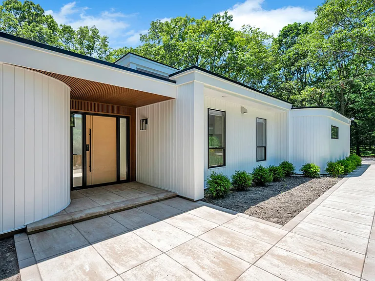 94 Peconic Hills Dr — Photo 4