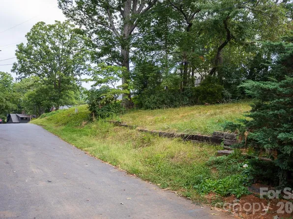99999 Pine Cone Dr, Asheville, NC 28805