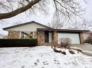 7505 S Crane Dr, Oak Creek, WI 53154