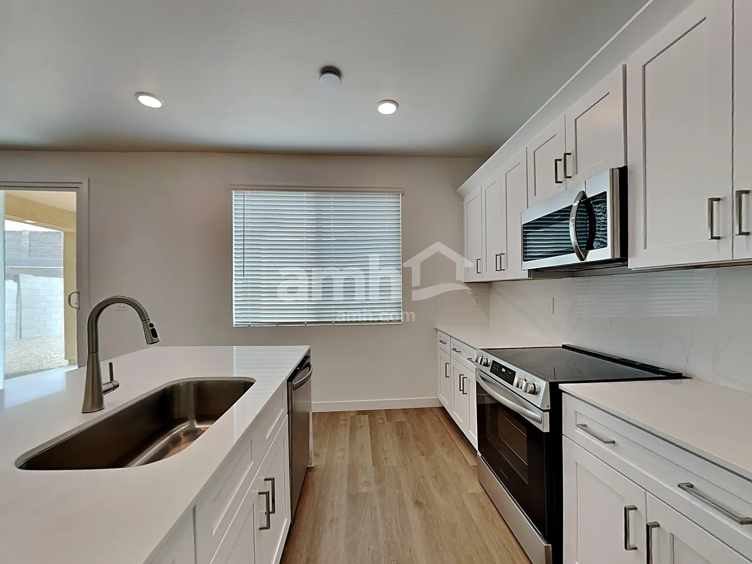 3 bed, 2.5 bath, 1978 sqft, $2,305 — Photo 4