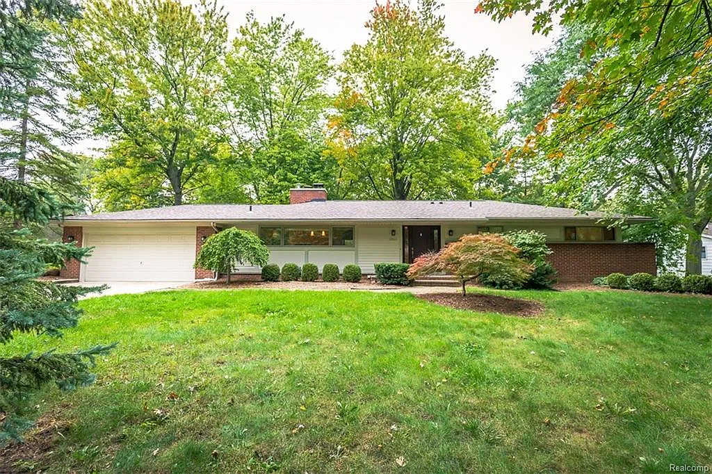 2860 Farmingdale Dr photo 1