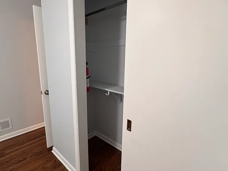112 E Sheridan St #114 — Photo 2