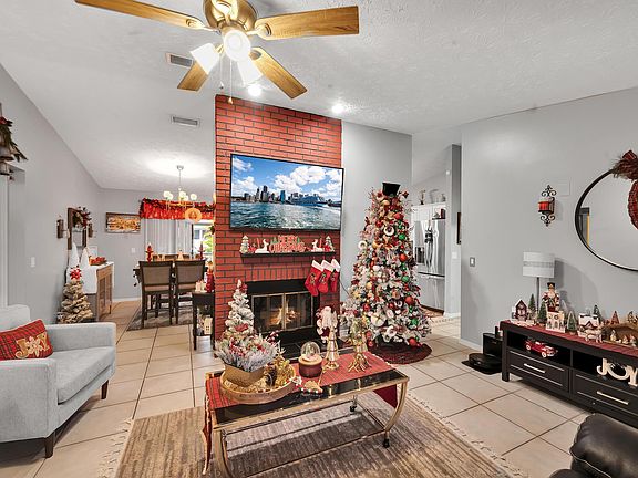 5th image of 582 SE Floresta Drive