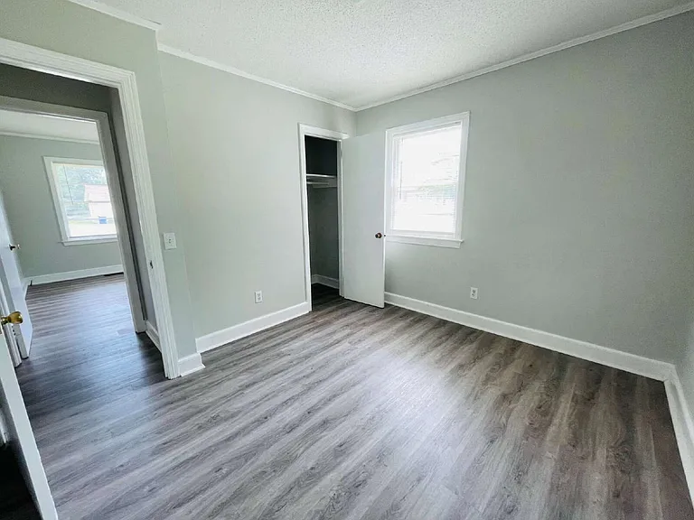 204 E James St — Photo 21